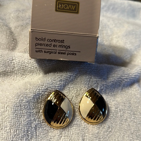 Avon Vintage 1991 Dramatic Texture Goldtone Pierced Earrings - Picture 1 of 3
